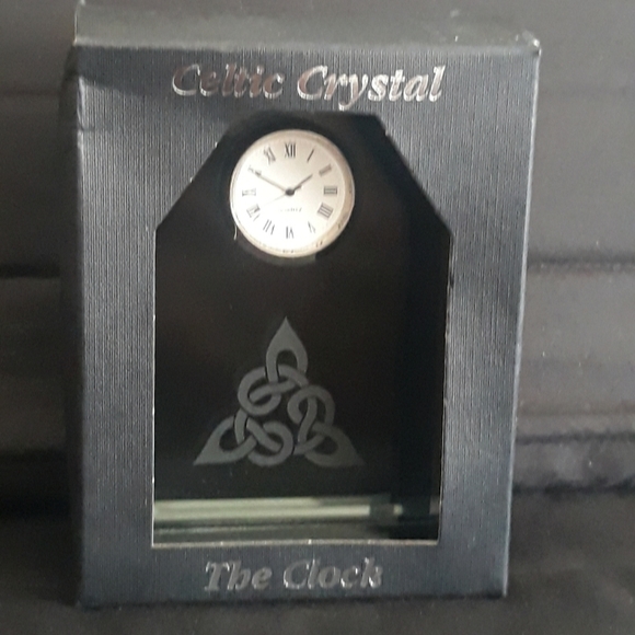Handcrafted in Scotland Burns Crystal Desk Clock with Trinity Knot - Picture 9 of 15